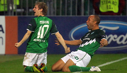 Bremen - Tottenham 2:2: Mal wieder ein turbulenter Abend bei Werder. Bremens Zauberzwerg Marko Marin (l.) und Neuzugang Mikael Silvestre bejubeln den Ausgleich