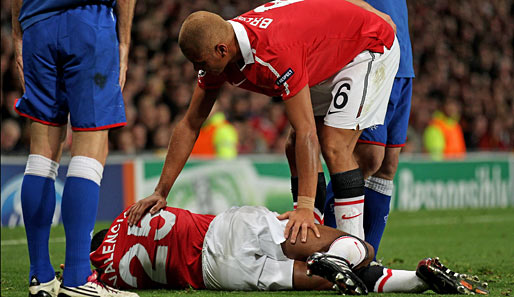 Die tragischste Szene des Spiels: Antonio Valencia knickte um und brach sich dabei das Schienbein. Er wird Manchester lange fehlen