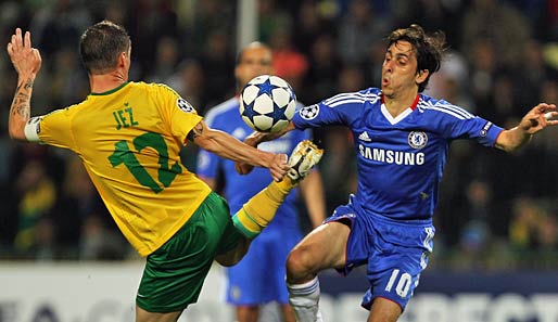 MSK Zilina - FC Chelsea 1:4: Yossi Benayoun von den Blues im Zweikampf mit Robert Jez