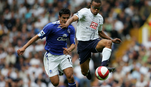 Nach England passte Davids mit seiner Spielweise wie die Faust aufs Auge. Von 2005 bis 2007 spielte der Fighter bei den Tottenham Hotspur, kam auf 40 Spiele und wurde zum Fan-Liebling