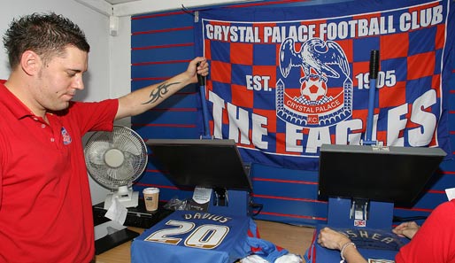 Nach zwei Jahren Fußball-Abstinenz hat Davids jetzt beim englischen Zweitligisten Crystal Palace angeheuert. Die Fans freut's!