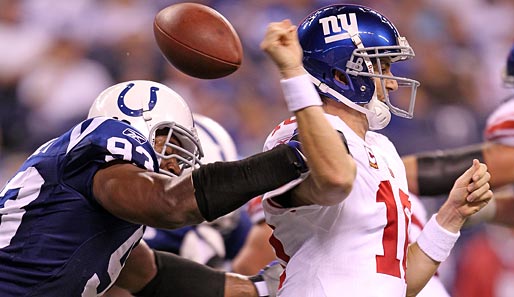 Colts - Giants 38:14: Keine Chance für New York. Hier erzwingt Dwight Freeny einen von drei Fumbles von Eli Manning