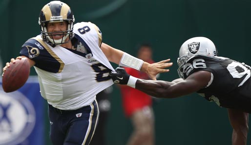 Raiders - Rams 16:14: Der NFL-Alltag ist hart. Das musste auch Rookie Sam Bradford (l.) im Spiel gegen die Oakland Raiders erfahren