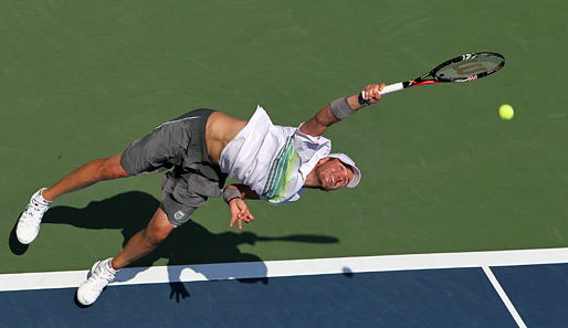 US Open: Beim Aufschlag hängt Mardy Fish sich im Wortsinn voll rein. Und das sollte sich auszahlen: Der Amerikaner besiegte Jan Hajek