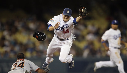Da behaupte mal einer beim Baseball gibt's keine Action: Jamey Carroll von den Los Angeles Dodgers beweist das Gegenteil