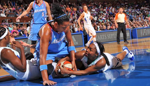 Infight beim Basketball in der WNBA: Cappie Pondexter von New York Liberty streitet sich mit Erika de Souza von Atlanta Dream um den Ball