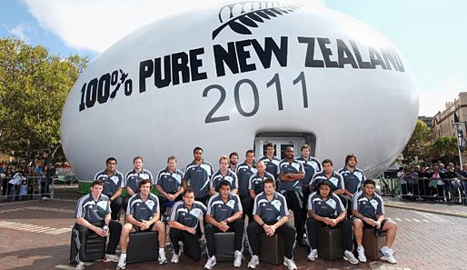 Nein, es ist kein Zeppelin, sondern ein gigantisches Rugby-Ei. Die All Blacks setzten mit dem Inventar für ihr aktuelles Teamfoto neue Maßstäbe