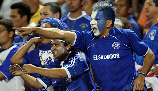 Fußball: "Ey Schiri, immer wieder der Achter - der hat schon Gelb!", scheint uns dieser junge Herr beim Testspiel zwischen Guatemala und El Salvador (2:0) zu sagen