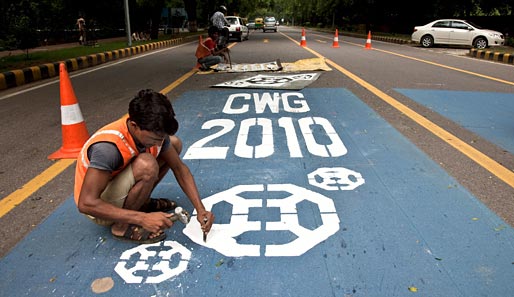 Neu Delhi: Eine ganze Stadt putzt sich für die World Commonwealth Games heraus. Die Inder richten dafür in Handarbeit sogar eigene Straßenspuren ein