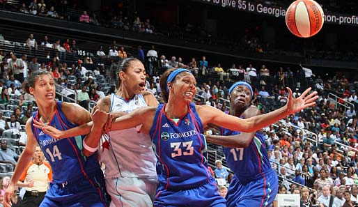 WNBA-Playoffs: Keine Gefangenen beim Kampf um den Rebound. Plenette Pierson von New York Liberty (2.v.r.) hält sich die lauernde Meute mit Vehemenz vom Hals
