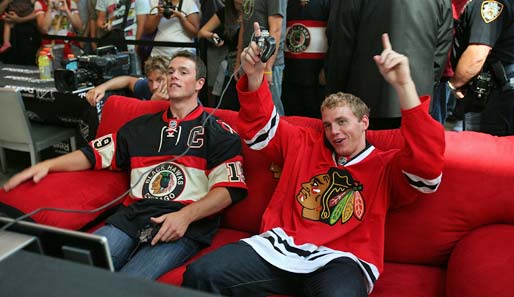 Kane shoots - and scores! Blackhawks-Star Patrick Kane (r.) trifft beim EA Sports NHL 11 Launch Event gegen seinen Teamkollegen Jonathan Toews an der Playstation