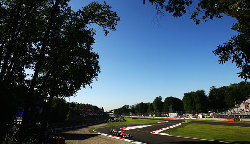 Fernando Alonso dreht in seinem Ferrari Trainingsrunden in Monza. Das Wetter könnte sich in Deutschland auch mal blicken lassen