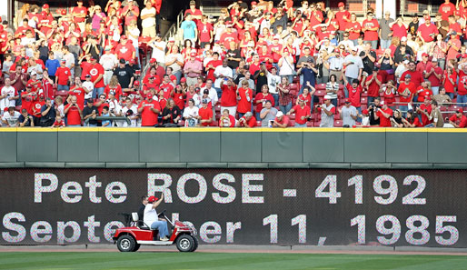 Pete Rose wird vor dem MLB-Spiel zwischen Pittsburgh und Cincinnati für das 25-jährige Bestehen seines Rekords geehrt. Dafür wird man dann auch mal chauffiert