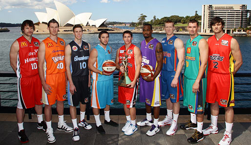 In schaurig-schönen Farben präsentieren sich die Teams der australischen Basketball-Profiliga in Sydney. Im Hintergrund: die Oper