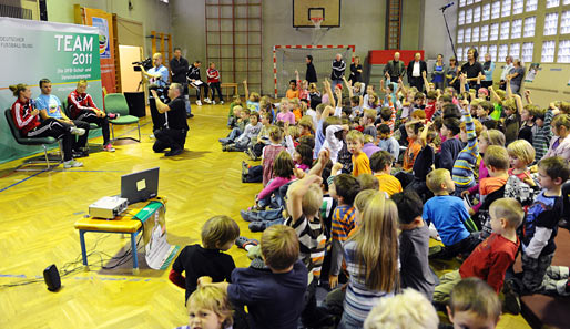 Die Fußball-Nationalspielerinnen Josephine Henning und Simone Laudehr stellen sich an einer Dredner Grundschule den Fragen der Kids