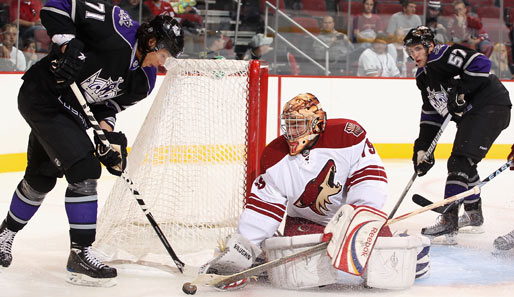 Action auf dem Eis: Goalie Louis Domingue von den Phoenix Coyotes verteidigt sein Tor gegen Jordan Nolan von den Los Angeles Kings während eines NHL-Rookie-Games