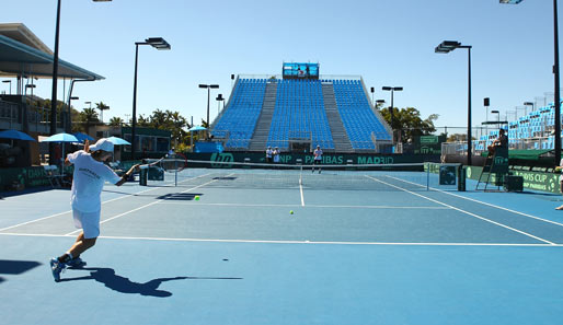 Bei dem Wetter kann man sich doch mal vorbereiten: Der Australier Peter Luczak bei seinem Warm-up für den Davis Cup