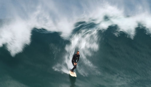 Die perfekte Welle - in Sydney erfreuten sich gestern einige Surfer des Bronte Beach an über drei Meter hohen Wellen