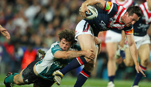 Rugby: Er kann ihn einfach nicht los lassen! Mitchell Pearce von den Sydney Roosters ist heiß begehrt bei seinem Gegner der Penrith Panthers.