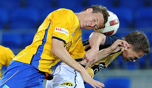 Am 7. Spieltag der australischen A-League gewinnt Michael Twaite (M.) von Gold Coast United das Kopfballduell gegen Central Coast-Spieler Daniel McBreen