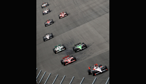 Der brasilianische Fahrer Helio Castroneves im Honda führt bei der Indy Japan 300-Series eine Gruppe von Fahrern an