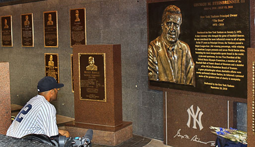 Mariano Rivera schaut auf zum wahren "Boss" der Yankees: Ein Denkmal für George Steinbrenner, vestorben im Juli dieses Jahres, wurde enthüllt