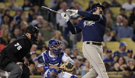 Im MLB-Match zwischen den Los Angeles Dodgers und den San Diego Padres trifft Adrian Gonzales perfekt. Die Haltungsnoten könnten nicht besser sein