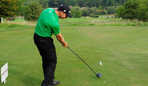 Soren Hansen beim Abschlag. Mit angestrengtem Gesichtsausdruck wird der Golfball beim Vivendi-Cup auf Reisen geschickt