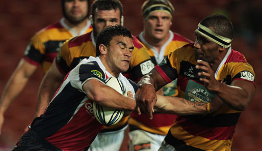 Augen zu und durch lautet die Devise in Neuseeland. Rugby-Spieler Dominiko Waganiburotu (l.) aus Waikato kämpft hier gegen Sahne Christie aus Tasmanien