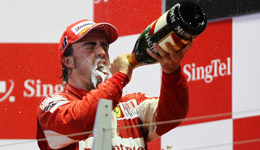 "Oans, zwoa, gsuffa" in Singapur: Gewinner Fernando Alonso genießt seinen Siegerchampagner