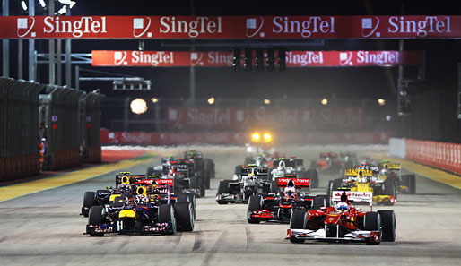 Start des Nachtrennens in Singapur: Alonso startet von der Pole Position und hat Vettel und Hamilton im Nacken