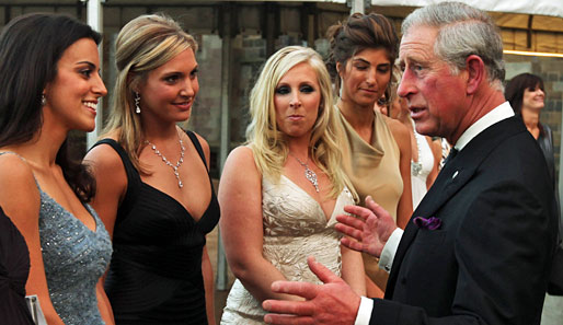 Besondere Freude bereitete Prinz Charles naturgemäß die Begrüßung der europäischen Spielerfrauen und -freundinnen
