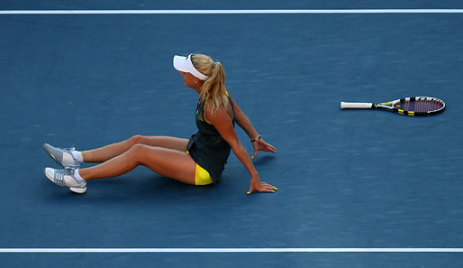 Caroline Wozniacki ist auf den A.... gefallen. Aber nur für einen Moment, denn gegen Maria Scharapowa gewann die Dänin glatt