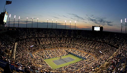 9. Tag: Schöner Panoramablick über das abendliche Treiben im National Tennis Center. Die Hütte ist voll, der Himmel klar - was will man mehr?