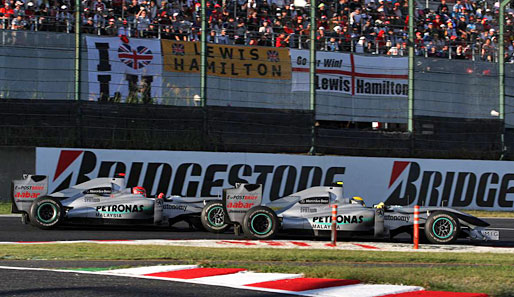 Als es weiterging, lieferten sich die Mercedes-Piloten Michael Schumacher (l.) und Nico Rosberg ein sehenswertes Duell