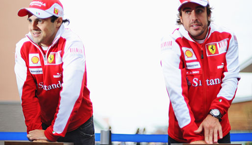 Was genau machen denn Fernando Alonso und Felipe Massa da? Geschirr spülen, Herzmassage? Nein, sie tun das, was alle Fahrer in Südkorea getan haben