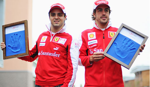 Alle Fahrer, auch die beiden Ferrari-Piloten haben in bester Hollywood-Manier ihre Handabdrücke verewigt. Passend zu einer Premiere