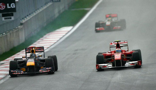 Am Ende der langen Gerade ist es für Sebastian Vettel vorbei. Er muss Fernando Alonso passieren lassen und wenig später das Rennen aufgeben