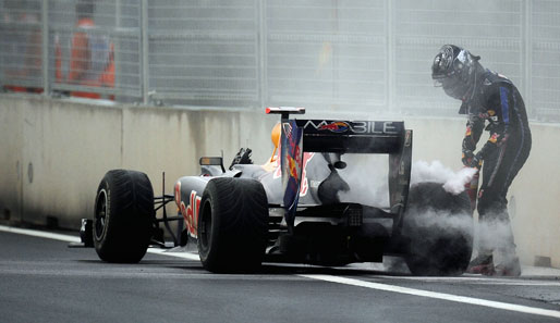 Da war es um den Boliden von Sebastian Vettel geschehen. Der Rauch stieg in die Luft und Vettel war sichtlich bedient