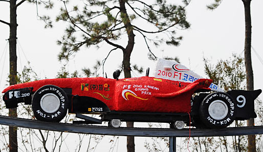 Die haben dann vielleicht auch Kinder dabei, die sich in diese erste Version des neuen Ferrari F2011 setzen. Ob der wirklich so aussieht?