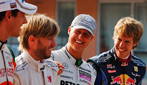 Ein Gruppenfoto der deutschen Fahrer sorgte offensichtlich für gute Laune bei Michael Schumacher und Sebastian Vettel
