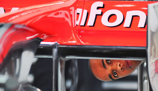 Lewis Hamilton stand im ersten Training lange an der Box, weil er einen neuen Heckflügel bekam. Der mussten natürlich gleich beäugt werden
