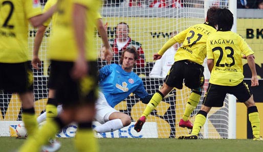 Das 1:0 für den BVB: Mario Götzes Treffer in 26. Minute wird von zahlreichen Teamkollegen bewundert