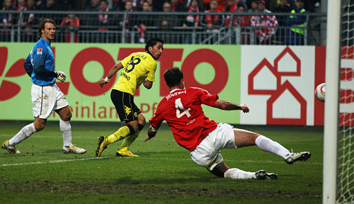 Dortmunds Lucas Barrios (M.) umkurvt Mainz-Keeper Christian Wetklo und netzt zum 2:0-Endstand ein