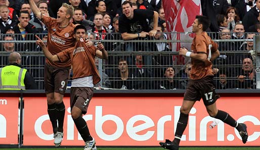 Die Hamburger begannen stark. Zambrano (2.v.r.) schoss St. Pauli früh in Front. Dem Eintracht-Fan da auf'm Zaun gefällt das gar nicht