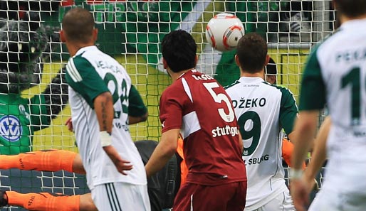 VfL Wolfsburg - VfB Stuttgart 2:0: Der Ball zappelt im Netz der Schwaben und Dzeko ist ganz in der Nähe