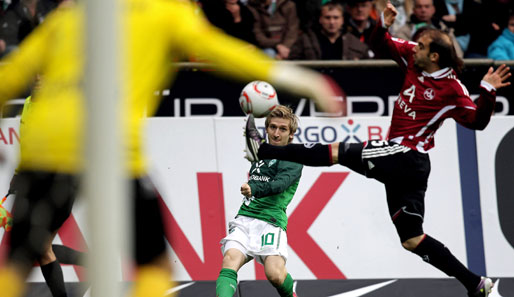 Werder Bremen - 1. FC Nürnberg 2:3: Schöne Körperhaltung von Pinola (r.) bei Marins Flanke