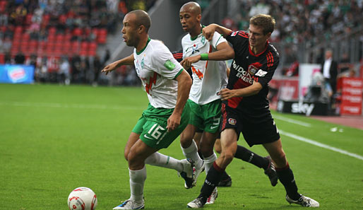 Werders Neue Mikael Silvestre (l.) und Wesley (m.) setzen sich gegen den kämpfenden Stefan Reinartz (r.) von Bayer Leverkusen durch