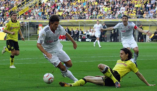 Mario Gomez (l.) hatte bei den Bayern weniger Glück und vergab zahlreiche Chancen. Mark van Bommel (r.) fordert vehemmend den Ball