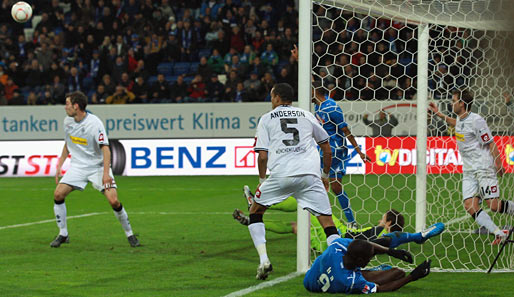 Kurz vor diesem Foto war der Ball zum 2:1 für Hoffenheim hinter der Linie. Keeper Bailly (am Boden) konnte es nicht verhindern
